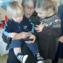 Kids zijn gebiologeerd door Tozzle op de iPhone van Ina... Krijg niet eens een kus
