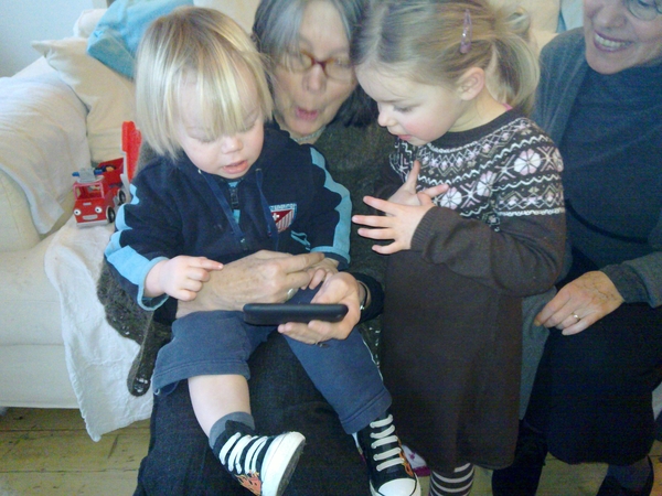 Kids zijn gebiologeerd door Tozzle op de iPhone van Ina... Krijg niet eens een kus