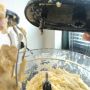 Great. M'n nieuwe #Philips-keukenmachine kapot door pannenkoekenbeslag. En ik moet 3 batches in totaal. :(