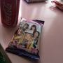 昨日マイメンに買ってもらったAKBウエハースチョコでも食うか。