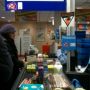 'Kan je hier niet met contant geld betalen?' Kunnen sommige mensen niet lezen ofzo?