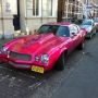 Mooi roze is niet lelijk, maar ook op een #Chevrolet #Camaro? Een 78-er met 163 pk sterke 5.0 V8 #benzinesnuiven 