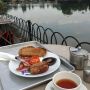 ロンドン。サーベンタイン湖のほとりにあるLIDOと言うカフェで遅い朝食。英国式朝食とティーで１０．０５ボンドと安くはないが、気分は良い。