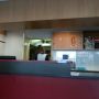 Politie inval bij de Chinees waar ik zit te wachten op mijn eten. De Chinees in kwestie kookt stug door. #osdorp 