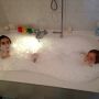 De meisjes 5 minuten alleen gelaten in het (bubbel)bad. Megaschuim meteen :)