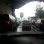   parado debajo de un puente