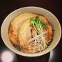 本日の気まぐれランチは
10食限定
『大判チャーシュー丼』
サラダ・お新香・味噌汁・小鉢付き900円です。
3kgの豚バラ肉で10人前しかとれませんでした(^_^;)
三日間かけて仕上げてあるので、柔らかくジューシーそして落ち着いた味の本格チャーシューです*\(^o^)/*