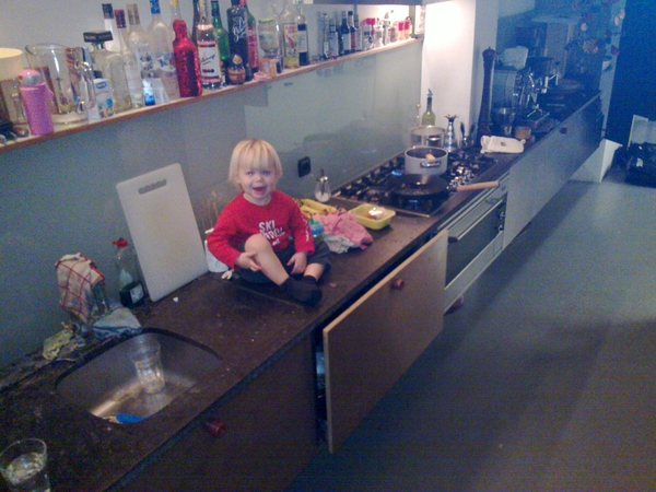 Mika helpt koken