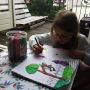 Amelie maakt een tekening voor onze gast uit Indonesie