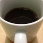 El café de las 00:32 ya está en la mesa. -