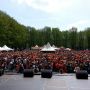 Parade nokvol allemaal aandachtig kijkend naar afleggen van de eed