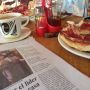 Ese extraño placer de desayunar leyendo el periódico en una terraza