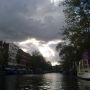 De zon omlijst de wolken