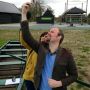Frans Snik demonstreert @iSPEXnl (met geluidjes) voor @VroegeVogels’ @JanineAbbring 