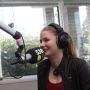 Waar zijn die vrijgezelle mannen! We hebben Tari in de #538radio studio. Wil je met haar op date? Bel @BarryPaf! #Dare2Date 
