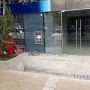 Primer cajero "empotrado"  y en la calle que veo en Chile, en Estados Unidos esta lleno. 