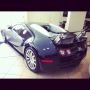 De eerste #Veyrons waren allemaal in saaie kleurstellingen gespoten. Ook deze #Bugatti in #manhattan #benzinesnuiven