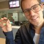 En daar istiedan: de nieuwe bril van die @paul3fm! Nu nóg groter!! Het kan dus echt! Zoek de verschillen: