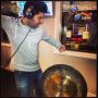 Ben jij ook zo benieuwd wie er altijd op die gong slaat tijdens @ruuddewild.nl? Dit is hem: producer Takkie! #538radio