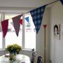 Traditionele Koninginnedag start, slingers ophangen voor mijn woman..