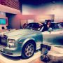 Me + @Qualcomm's 0K+ fully electric Rolls-Royce Phantom ~ charged entirely via a magnetic resonance wireless charging pad. #CES