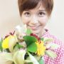 楽屋にお花みっけ(ؓؒؑؑؔؕؐؒؑؓؖ･ ω ؓؒؑؐؐؔؒؓؔؓ･)✧朝から転んだり、水こぼしたり、手がのりでベトベトになったり、トホホだったけど、撮影がんばれるっ♡