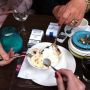 @gingeraleplus en liet @piquant zien hoe je met de juiste glimlach gewoon drie lepels bij 1 bakje ijs geregeld krijgt