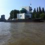 Ventilatie-gebouw Maastunnel vanaf de Maas-Waterbus gezien ...