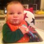 Mees eet volle yoghurt met een lepeltje :-)