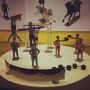 Piste met diverse circusfiguren van tin.